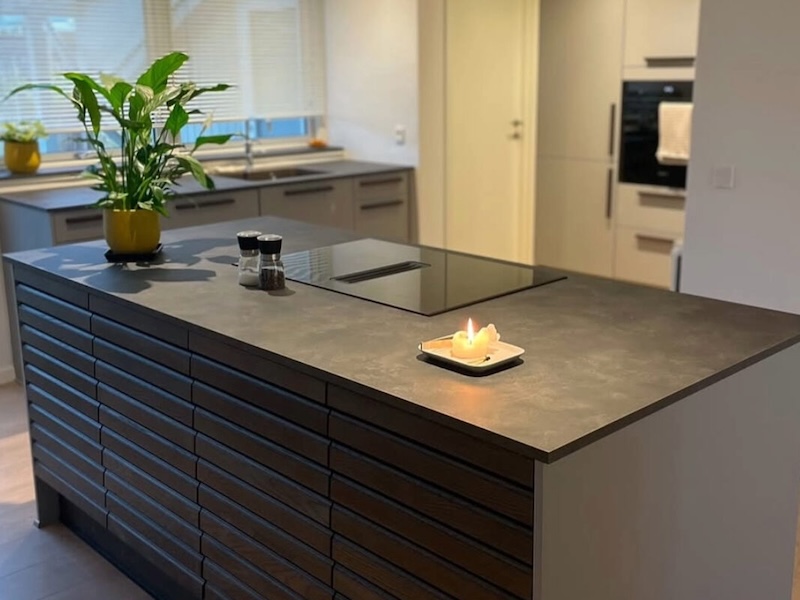 Eksklusiv køkkenø med speciallavede detaljer og funktionelt design, håndværksmæssigt udført af Cronberg.