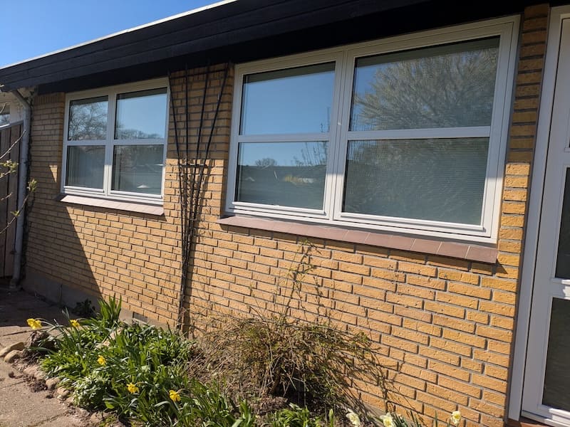 Nye energivenlige vinduer monteret med fokus på høj isoleringsevne og et moderne udtryk, der forbedrer boligens varmeregnskab