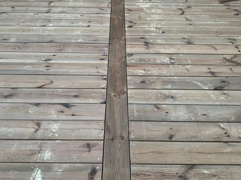 Eksklusiv køkkenø med speciallavede detaljer og funktionelt design, håndværksmæssigt udført af Cronberg.