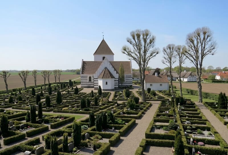 Søndersø kirke Søndersø kirkegård om sommeren